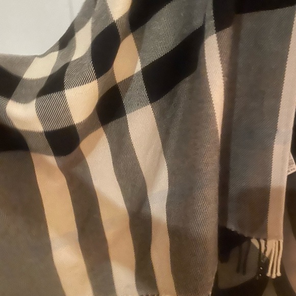Burberry Shawl 2014. - Picture 3 of 5